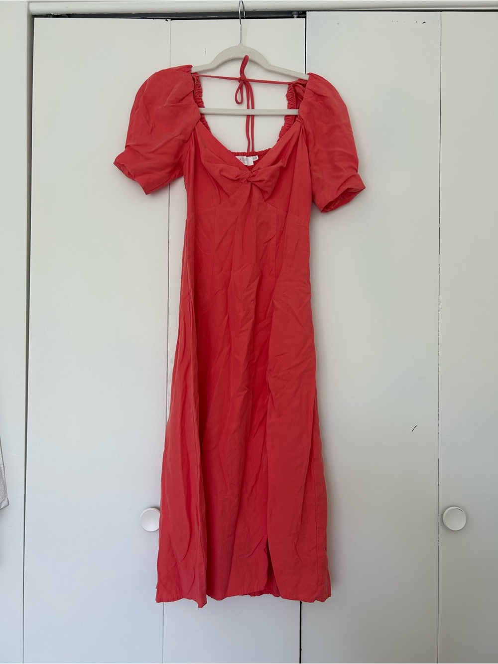Astr coral colored Puff-Sleeve Midi Dress